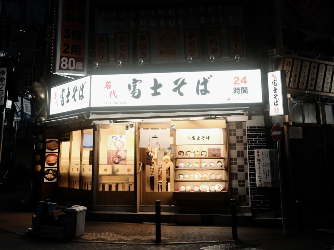 距城区缺乏10公里！雪豹现身拉萨近郊